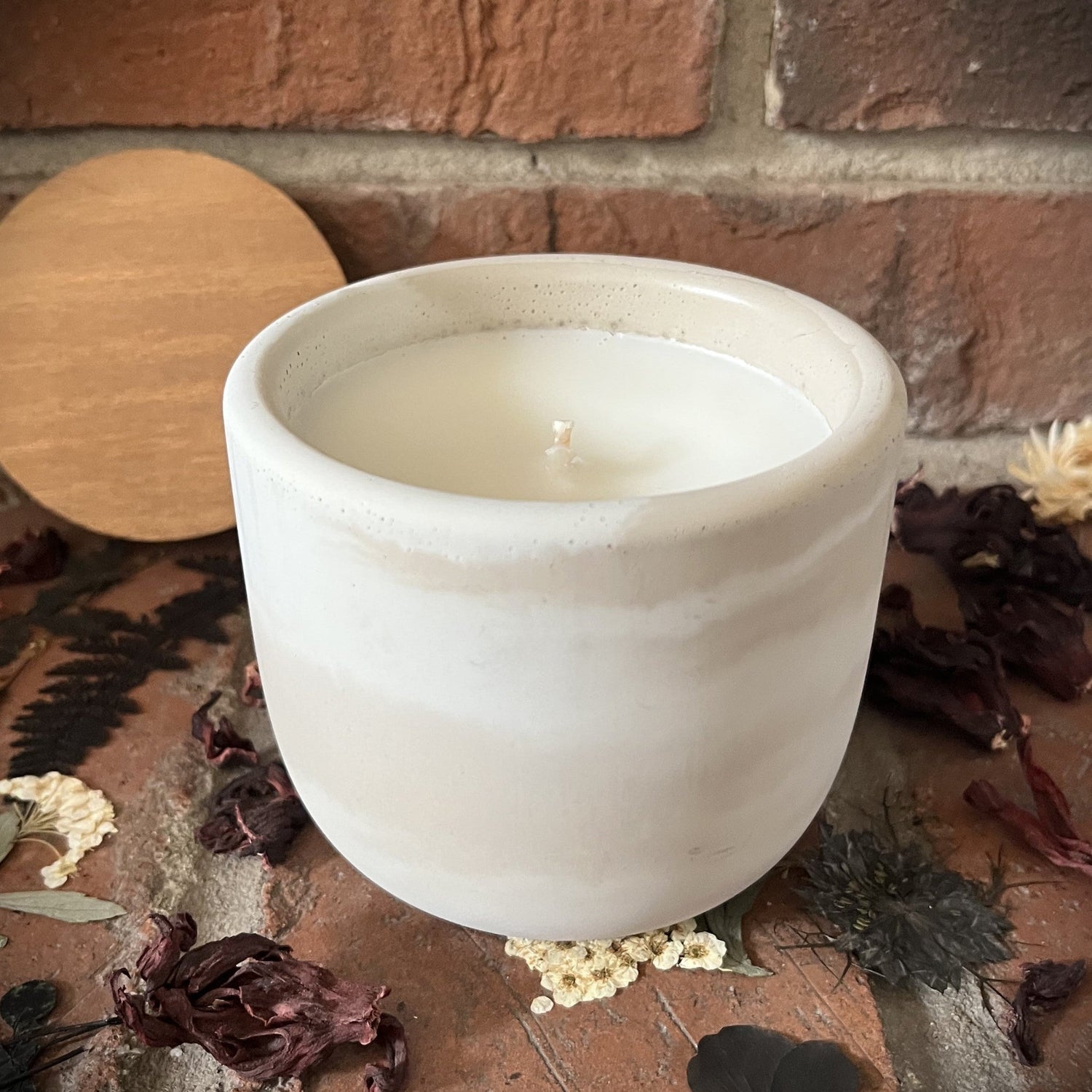Handcrafted Rustic Swirl Concrete 8 oz Candle (Cream/White)