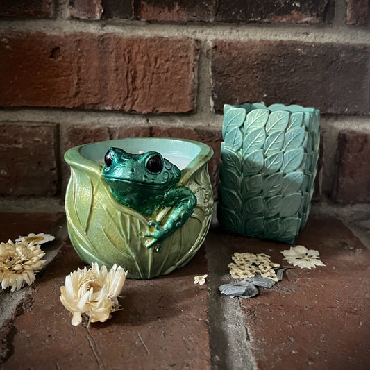 Himalayan Bamboo- Handcrafted Happy Frog and Summer Leaves Concrete/Stone 3.5 oz Candle Set (Green)